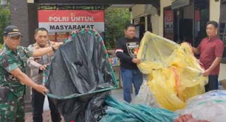 Tim gabungan meraia puluhan balon udara raksasa dan petasan jumbo di Kabupaten Trenggalek.