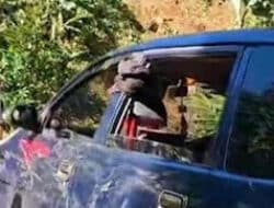 Mobil Gagal Tanjakan di Sukamakmur, Warga Gotong Royong Evakuasi Kendaraan