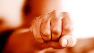 Mobil yang ditumpangi wisatawan terperosok ke tebing.