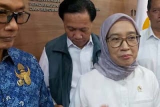 Mobil yang ditumpangi wisatawan terperosok ke tebing.