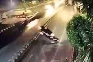 BMW Jatuh ke Jalan Raya