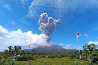Gunung Lewotobi Laki-laki meletus Sabtu (26/4/2025)