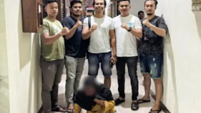 Pelaku penipuan pedagang emas sedang bersama anggota Polres Agam.