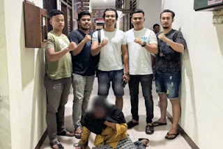 Pelaku penipuan pedagang emas sedang bersama anggota Polres Agam.