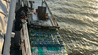 Kapal patroli Bakamla menggagalkan upaya penyelundupan.