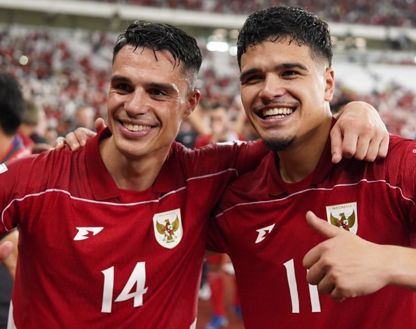 Joey Pelupessy (kiri) bersama Ragnar Oratmangoen saat bela Timnas Indonesia.
