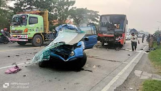 Kecelakaan maut Panther vs Bus Rajawali Indah.