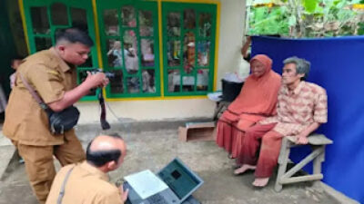 Tim Disdukcapil Agam sedang melakukan perekaman data KTP-EL warga, Senin (28/4).