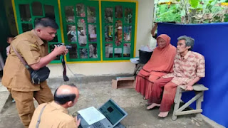 Tim Disdukcapil Agam sedang melakukan perekaman data KTP-EL warga, Senin (28/4).