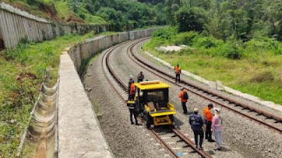 Rel Kereta Bukan Tempat Bermain, Pelanggar Terancam Denda Rp15 Juta