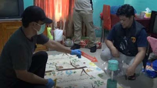 Polisi saat olah TKP .