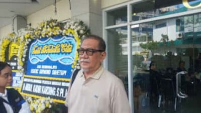 Aktor senior Deddy Mizwar turut hadir di Rumah Duka
