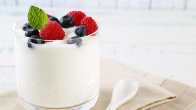 Yoghurt salah satu minuman yang bisa menurunkan risiko kanker.