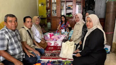 Tim Andre Rosiade menyerahkan bantuan kepada bocah penderita lipoma di Bungus.