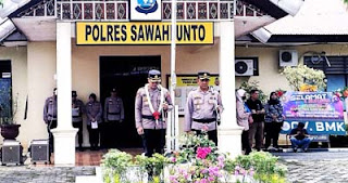 AKBP Simon Yana Putra didampingi Kapolres lama AKBP. Purwanto Hari Subekti