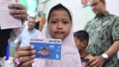 Seorang siswi tengah menunjukkan Kartu Jakarta Pintar (KJP) Plus