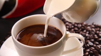 Mencampur kopi dengan berbagai tambahan lain malah bisa membuat berat badan naik.
