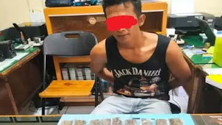 Tersangka pengedar narkoba Y (34) beserta barang bukti ganja.