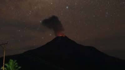 Gunung Lewotobi Laki-laki Erupsi, Kolom Abu Capai 800 Meter