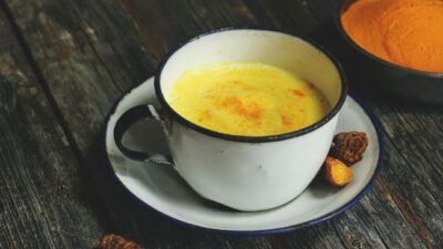 Banyak orang mengonsumsi air rebusan kunyit untuk meningkatkan daya tahan tubuh dan mengatasi masalah kesehatan.