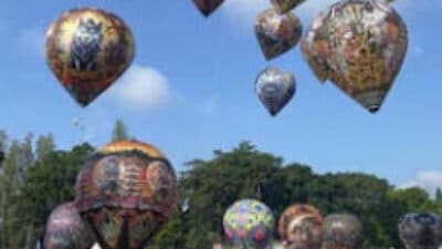 Langit Wonosobo Meriah oleh 40 Balon Udara di Festival Mudik 2025