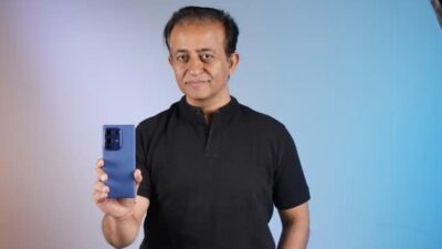 CEO Infinix India Anish Kapoor memamerkan Infinix Note 50s yang mengeluarkan wewangian.