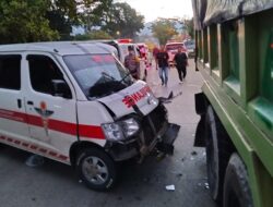 Tabrak Truk Parkir, Mobil Ambulans Alami Kerusakan Parah
