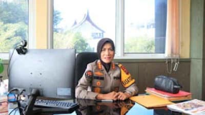 Anggota Polres Agam sedang memeriksa anak-anak yang memiliki pistol mainan mencegah perkelahian antar kelompok.