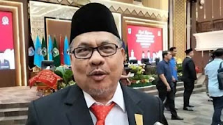 Ketua DPRD Provinsi Sumatera Barat Muhidi saat diwawancarai di Padang.