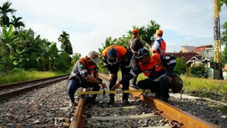 Petugas KAI Divre II Sumbar melakukan cek lintasan rutin.