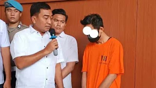 Kasat Reskrim Polres Metro Jakarta Pusat AKBP Muhammad Firdaus (kiri) saat bertanya kepada tersangka di Jakarta, Senin (21/4/2025).