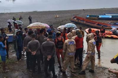 Petugas gabungan mencari warga yang hilang terseret arus banjir