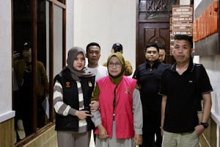 Endang Pristiwati (rompi merah) buronan kasus korupsi