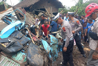Truk Pasir Tabrak Angkot.