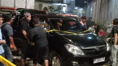 Polisi saat olah TKP penemuan sejoli tewas dalam mobil di parkiran