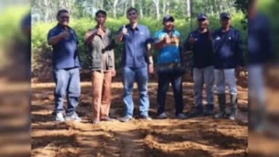 Perbaikan jalan desa oleh PTPN IV Regional 4.