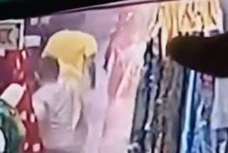 Viral bocah terekam CCTV membakar pakaian.
