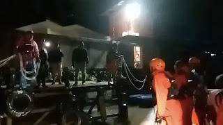 Evakuasi pendaki yang meninggal di Gunung Lawu, Minggu (11/5/2025).