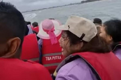 Kapal Motor (KM) 3 Putra tenggelam saat membawa puluhan wisatawan