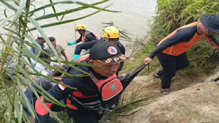 Tim Pos SAR Pasaman, Sumatera Barat saat mengevakuasi jenazah