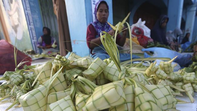 Tak hanya digunakan untuk bungkus ketupat, ada beberapa manfaat daun kelapa yang jarang diketahui.