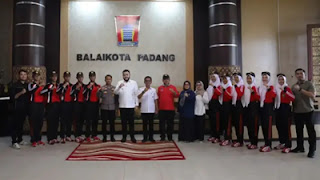 Wako Fadly Amran melepas anggota Paskibraka tingkat Kota Padang ke seleksi tingkat provinsi.