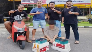 Satreskrim Polresta Padang menangkap pemuda karena mencuri sepeda listrik.