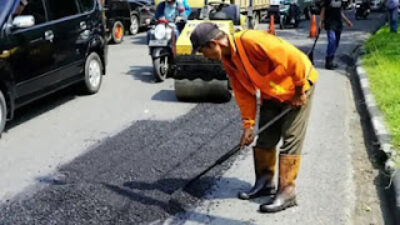 Pemko Padang perbaiki jalan rusak.