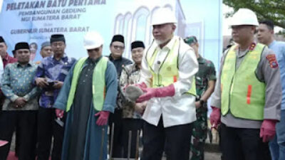 Gubernur Mahyeldi lakukan peletakan batu pertama pembangunan gedung MUI Sumbar.