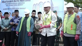 Gubernur Mahyeldi lakukan peletakan batu pertama pembangunan gedung MUI Sumbar.