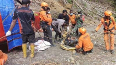 Tim SAR Lakukan Evakuasi Korban Banjir Bandang dan Longsor
