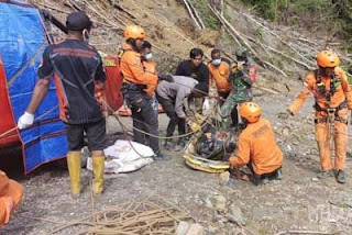 Tim SAR Lakukan Evakuasi Korban Banjir Bandang dan Longsor