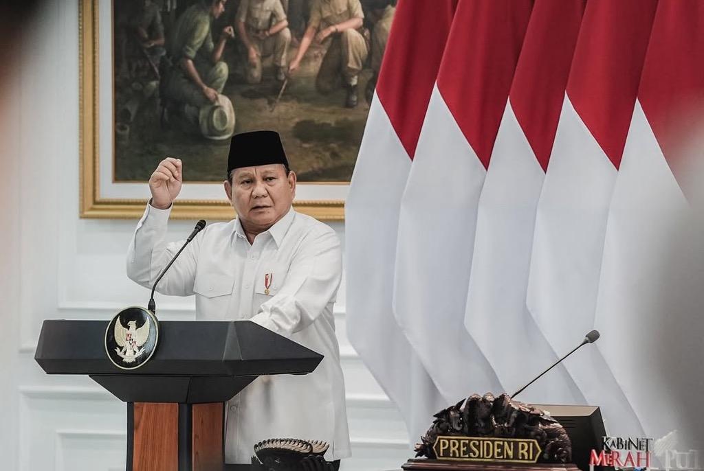 Presiden Prabowo Subianto akan mengumumkan program bantuan guru honorer dan renovasi 10.440 sekolah.