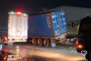 Truk menabrak tiang CCTV di Pantura Sayung